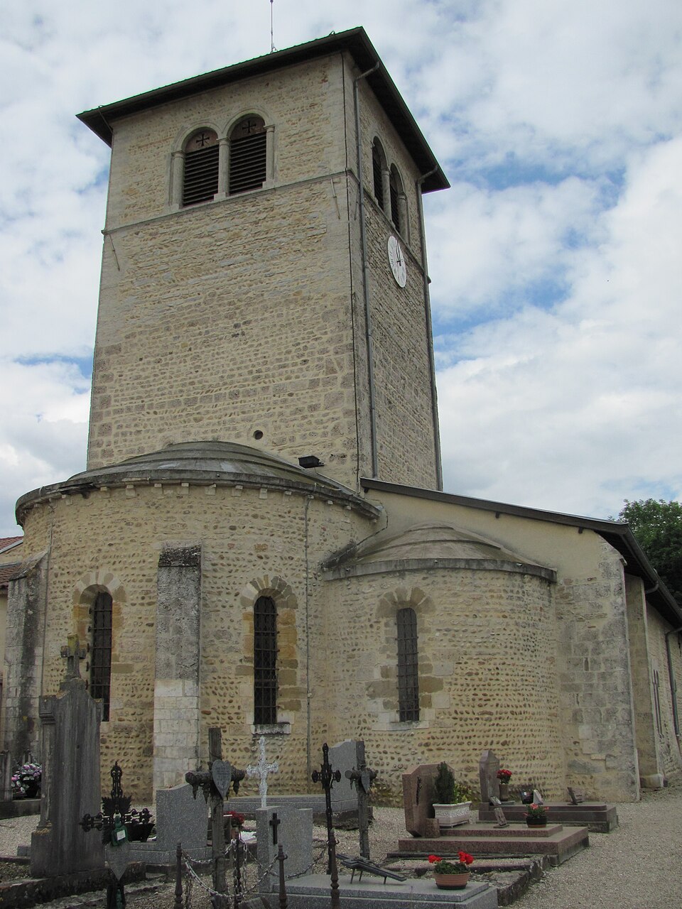 Vue de l'église de La Boisse depuis le cimetière