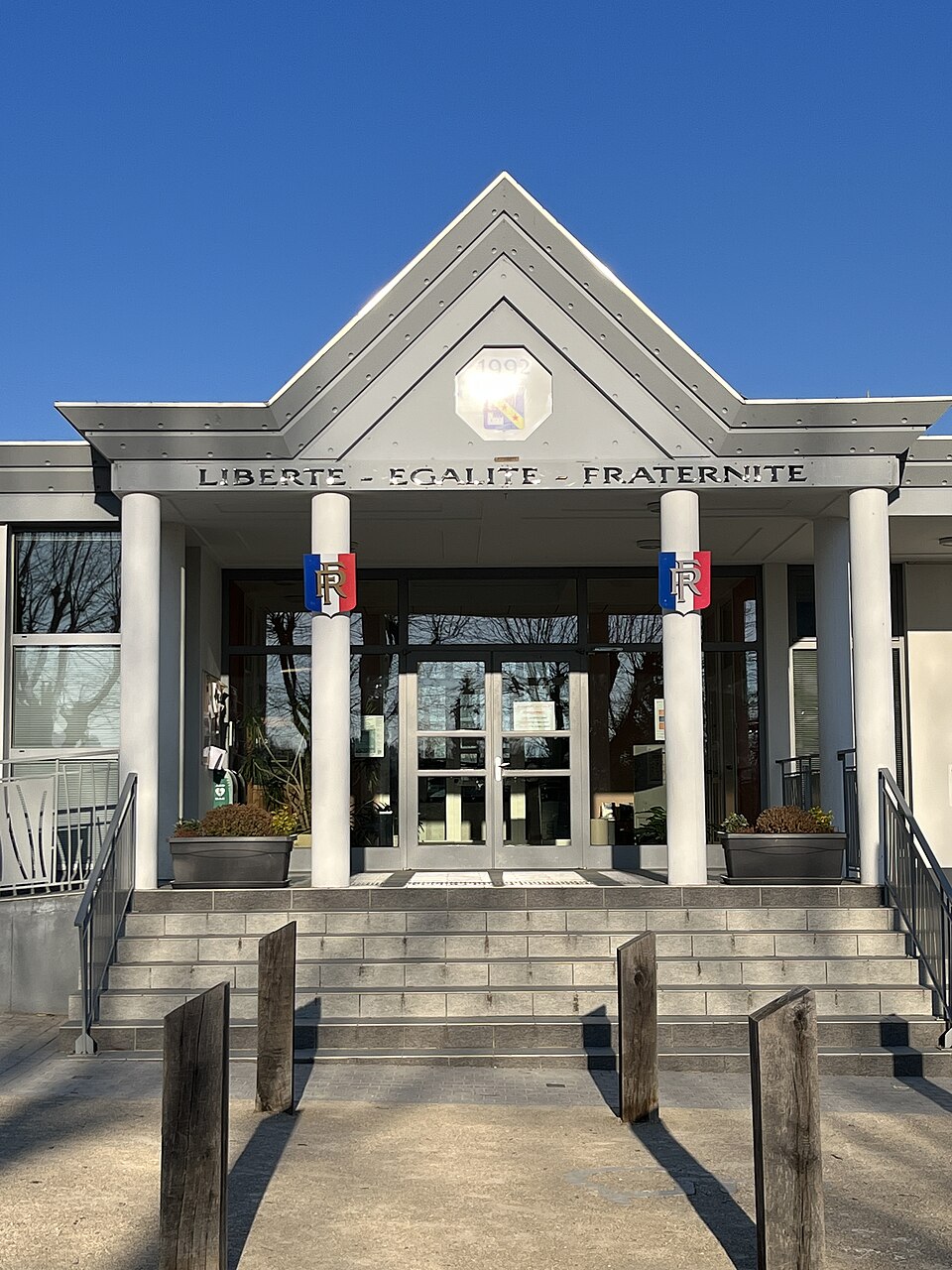 La mairie de Bourg — Saint — Christophe en mars 2022 (2)