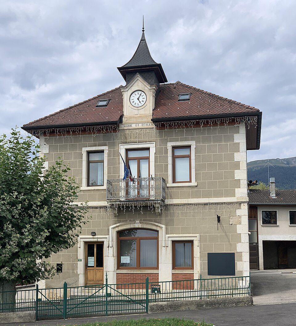 Ancienne mairie Chevry Ain 3
