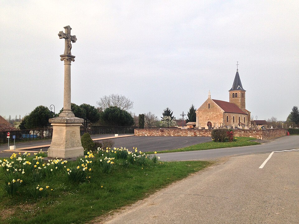 Eglise et croix Laiz