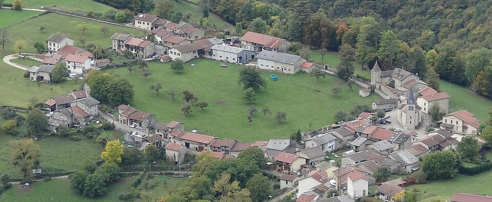 Forme circulaire du village d'Oncieu en octobre 2017