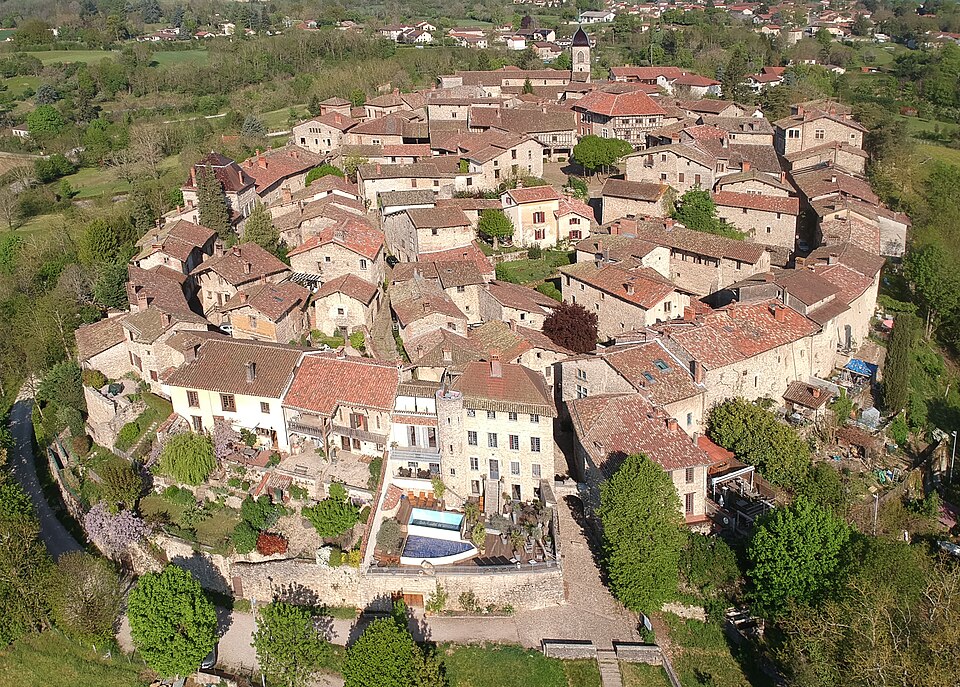 Vue drone de la cité médiévale de Pérouges (avril 2021) au premier plan Porte — d'en — Bas