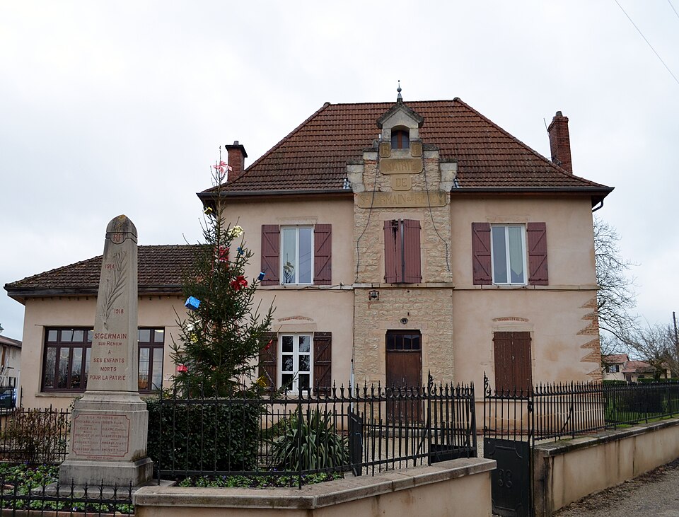 Mairie et monument aux morts de Saint — Germain — sur — Renon