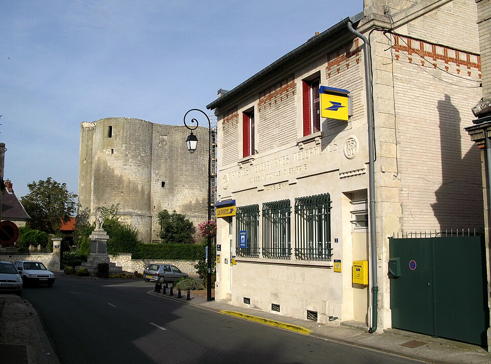 Ambleny donjon, monuments — aux — morts et poste 1