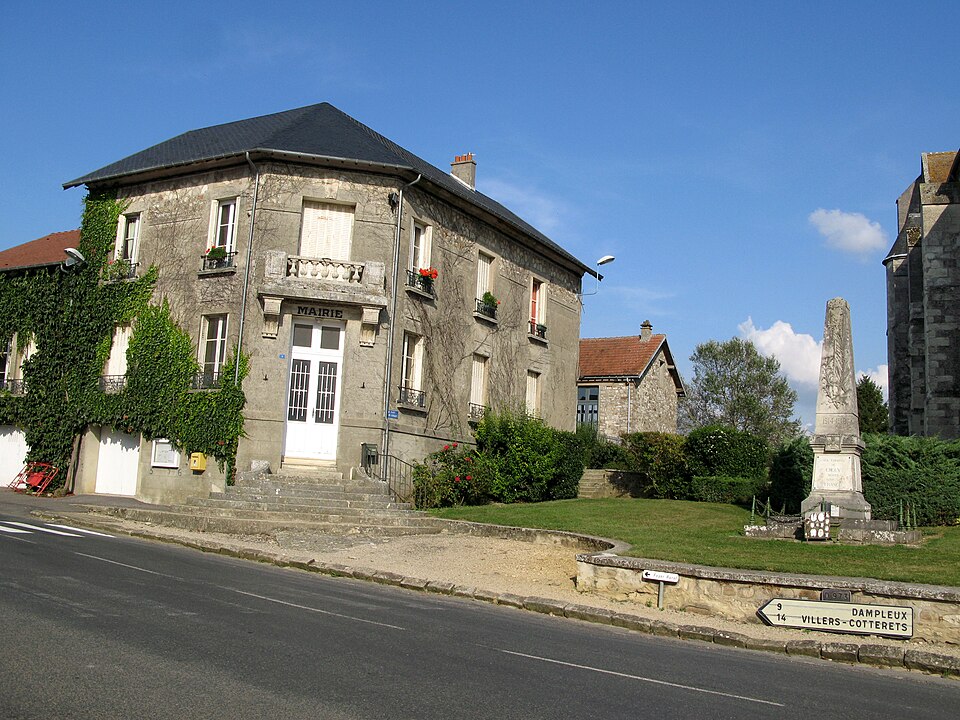 Chouy mairie et monument — aux — morts 1