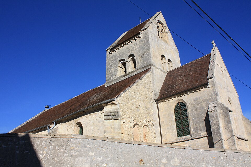 Eglise Saint — Pierre de Dravegny