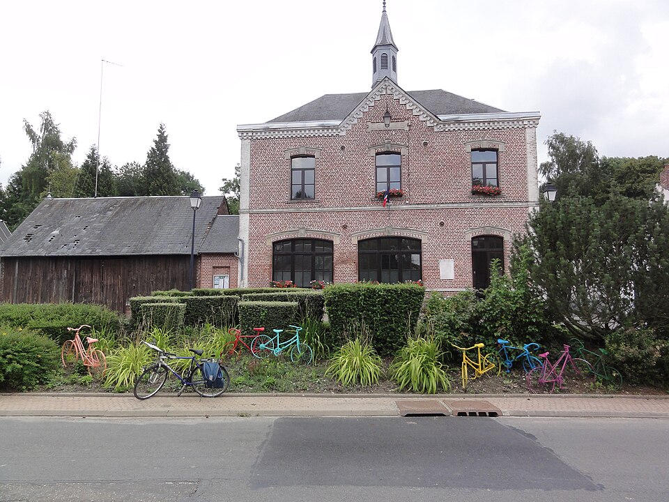 Essigny — le — Petit (Aisne) mairie (avec bicyclettes)