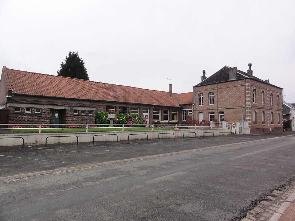 Étaves — et — Bocquiaux (Aisne) école et mairie