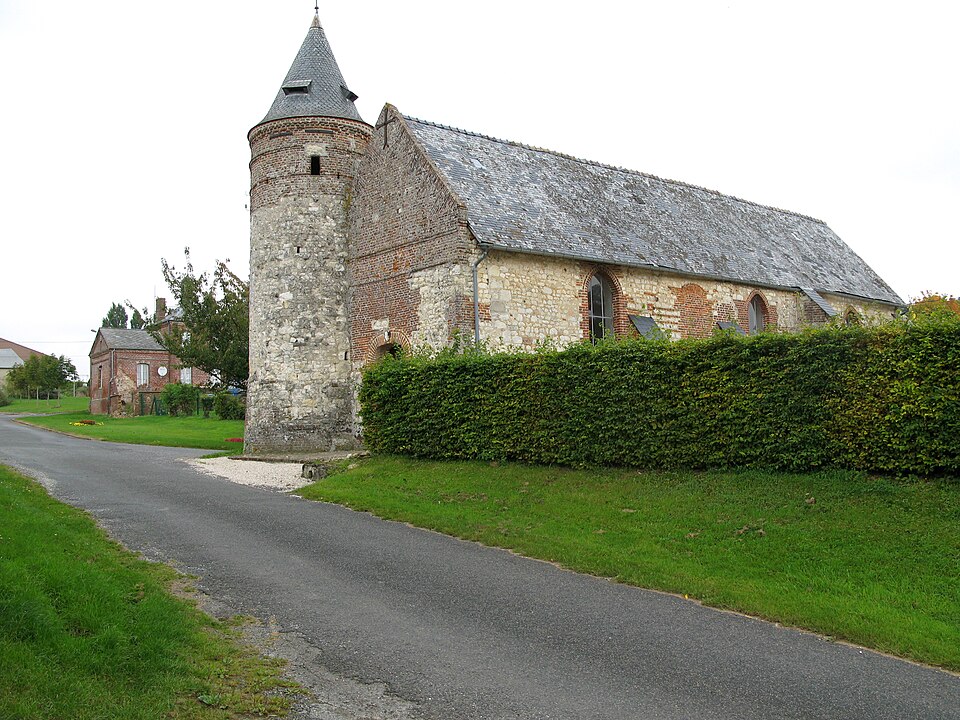 Houry église fortifiée (avec haie du cimetière) 1