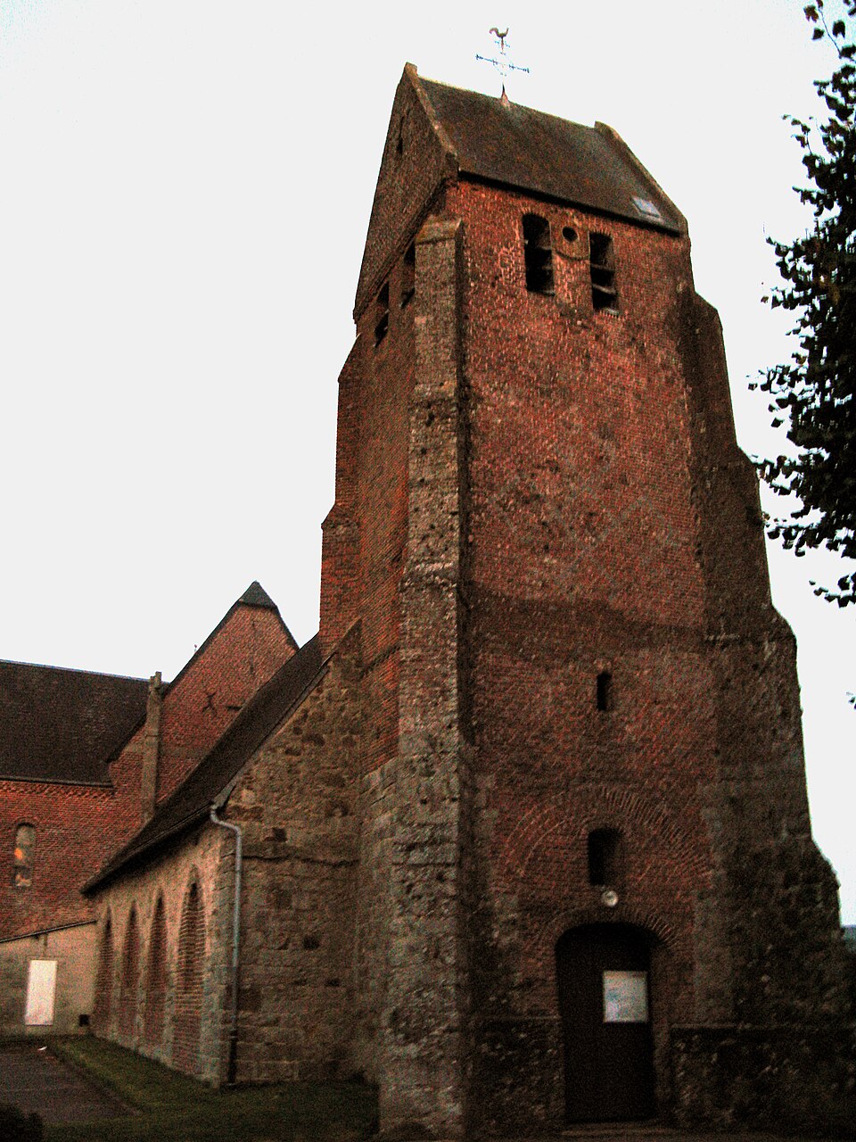 Laigny église fortifiée (façade ouest vue de nuit) 1