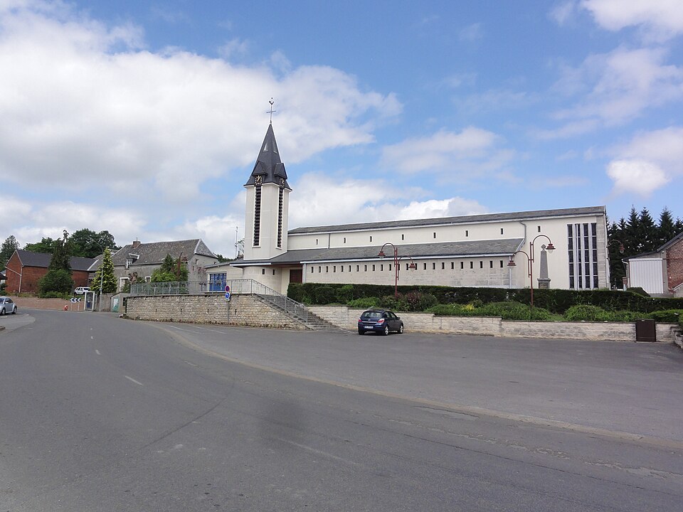 Luzoir (Aisne) place de l'église