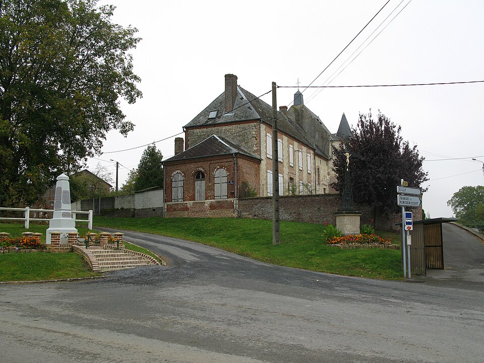 Montigny — sous — Marle monument — aux — morts et église 1