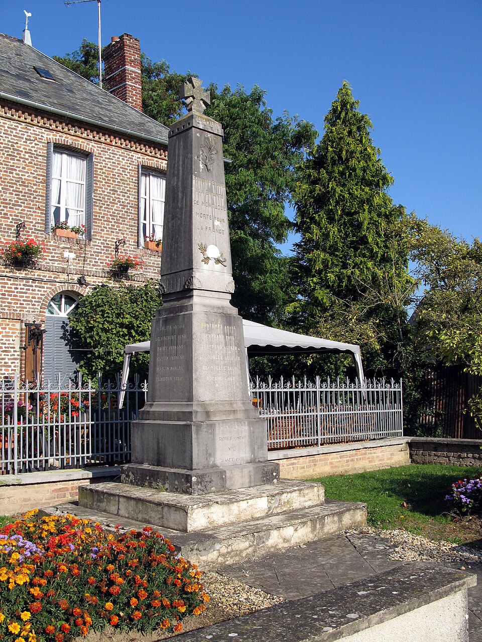 Montloué monument — aux — morts 1
