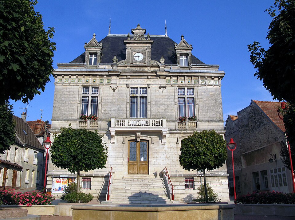 Neuilly — St — Front mairie 1