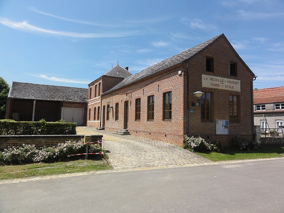 La Neuville — Housset (Aisne) mairie — école