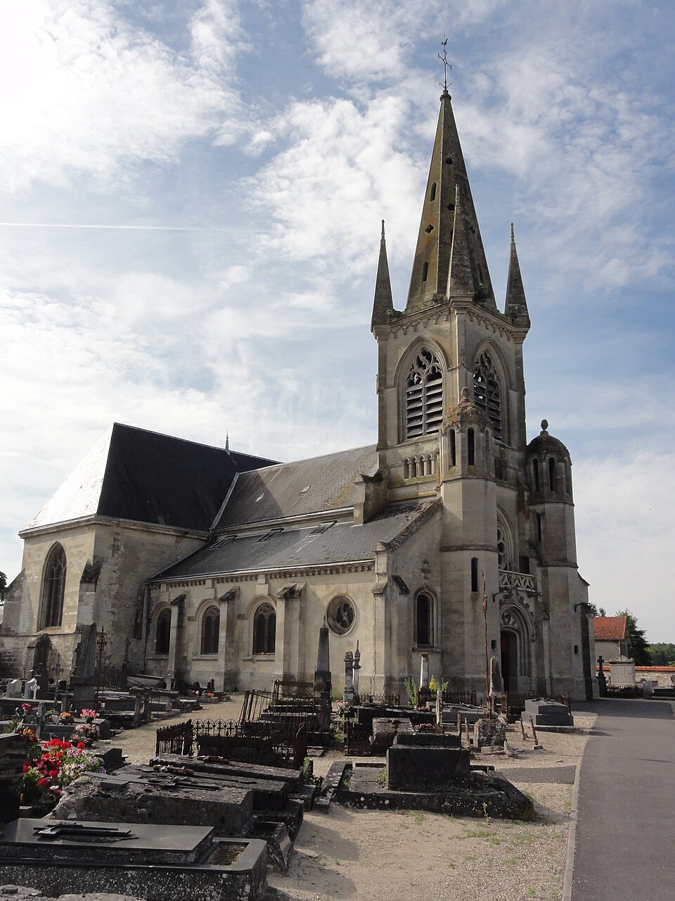 Sissonne (Aisne) Église Saint — Martin et cimetière (02)