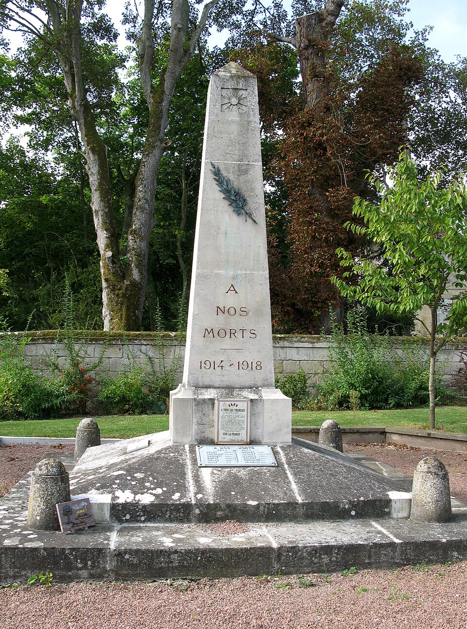 Vauxbuin monument — aux — morts 1