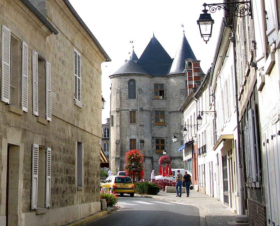 Vic — sur — Aisne rue de Fontenoy débouchant sur donjon 1a