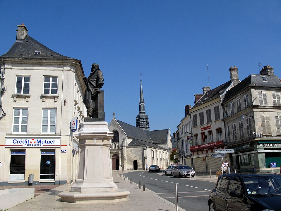 Villers — Cotterêts statue et église 1