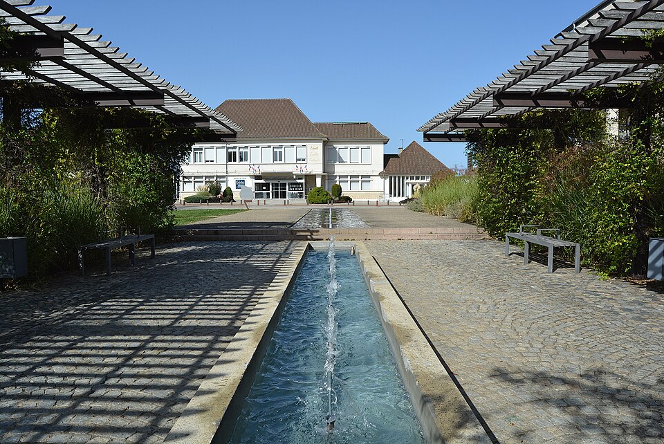 Esplanade François Mitterrand et hôtel de ville de Bellerive — sur — Allier 2023 — 10 — 08