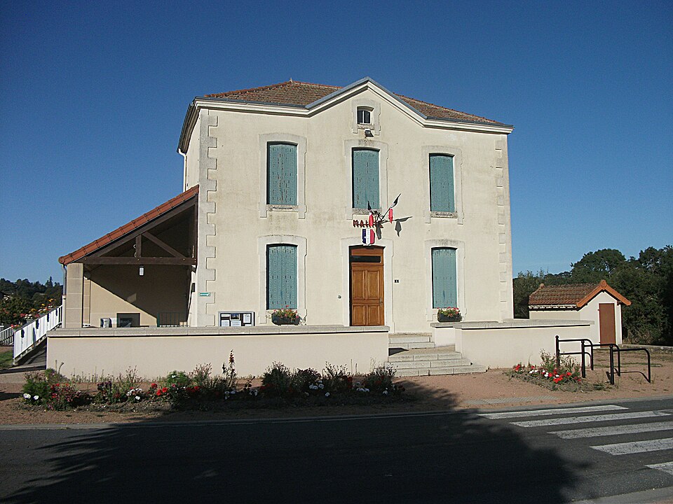 La Celle (Allier) mairie 2019 — 08 — 22