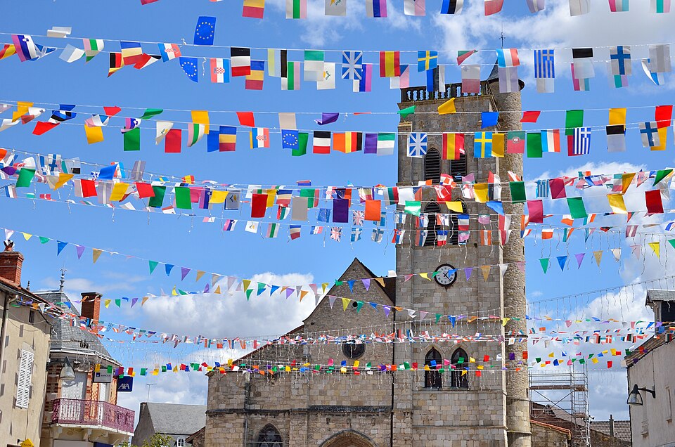 Gannat Eglise Sainte — Croix et drapeaux