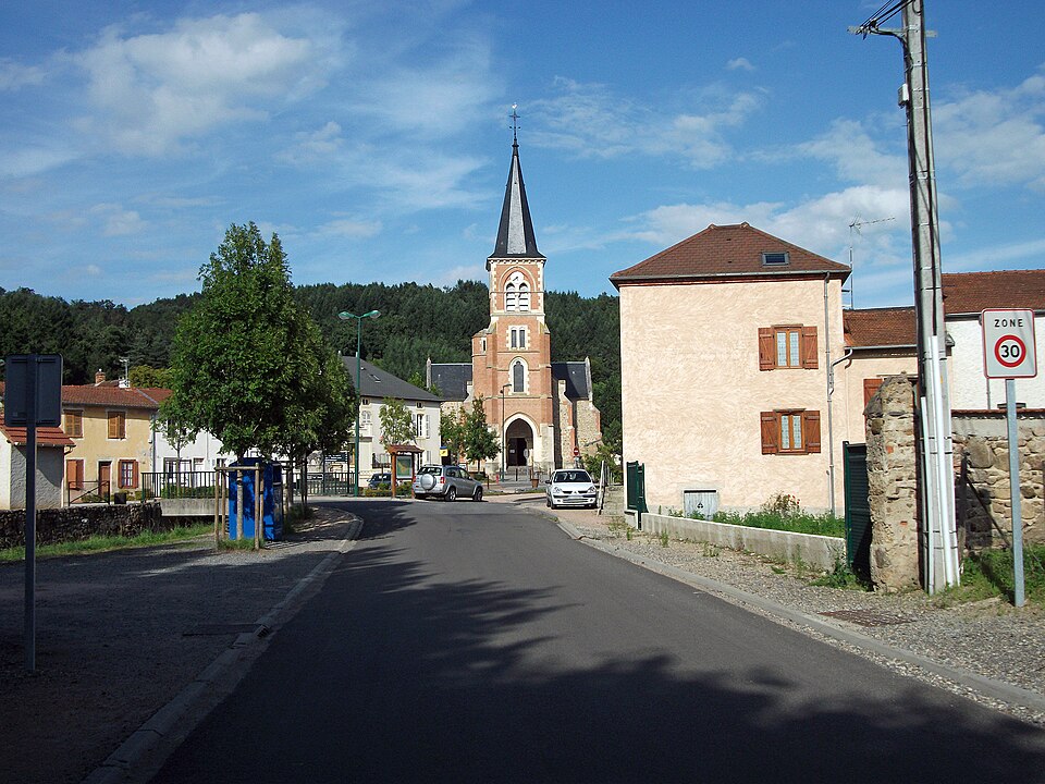Entrée de Mariol par D 260 avec église 2014 — 08 — 19