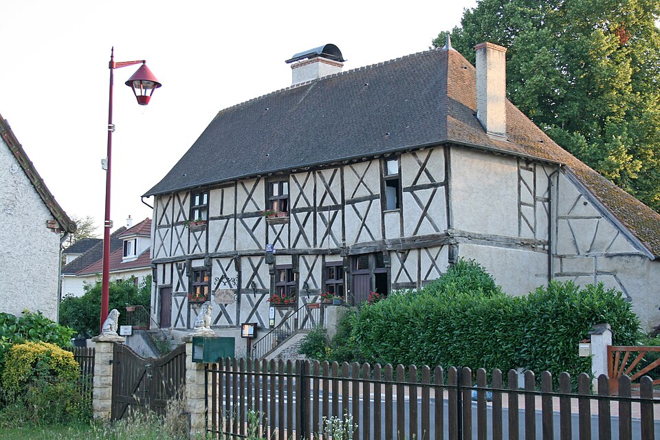 Logis Henri IV, Neuilly — le — Réal