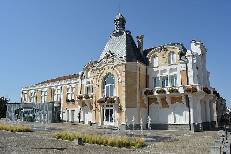 Mairie de Saint — Yorre depuis le nord — est du parvis 2023 — 08 — 24