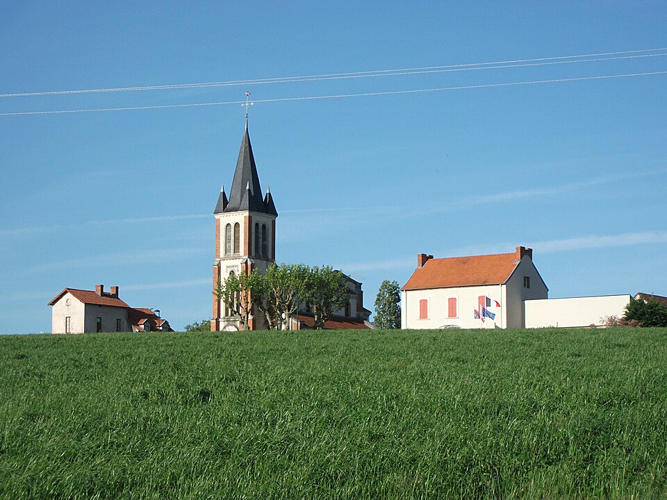 Église et mairie de Serbannes 2015 — 05 — 09