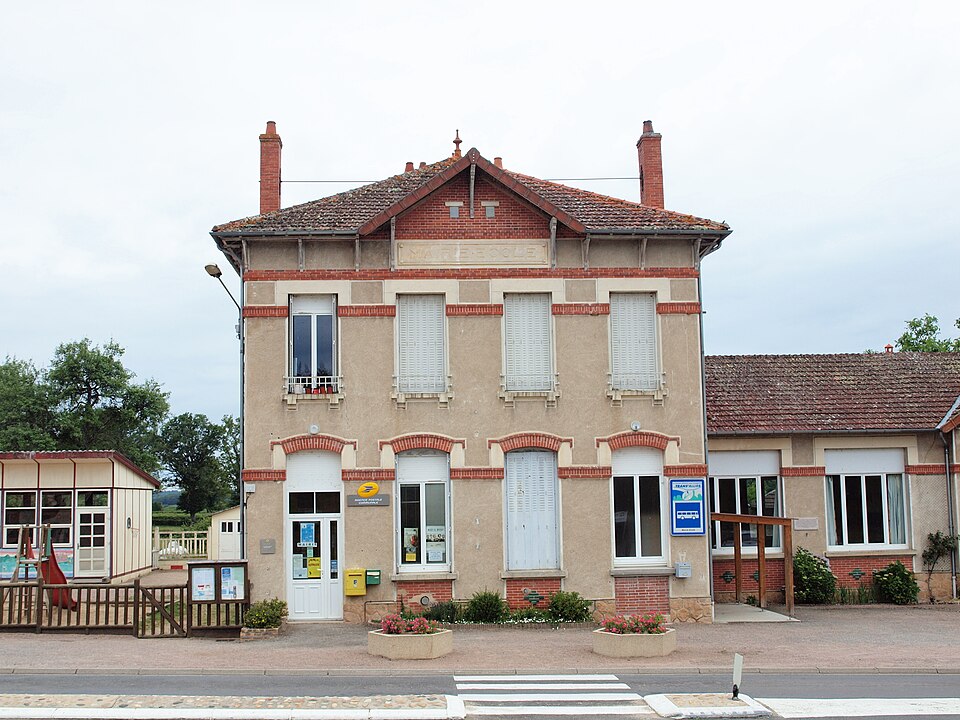 Vieure — FR — 03 — mairie — 04