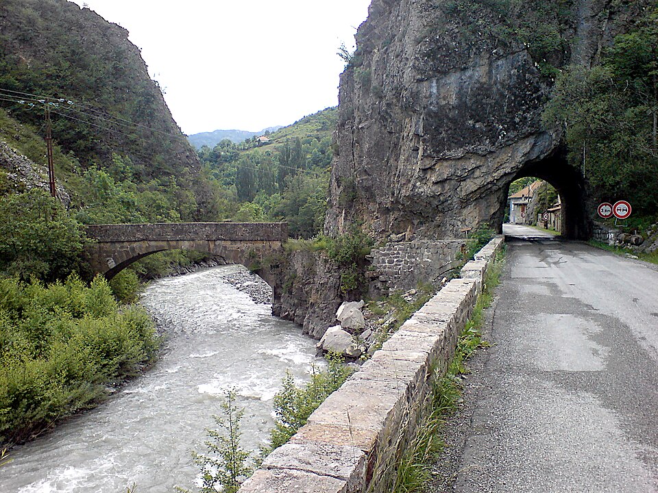 Vieux pont et tunnel à Barles