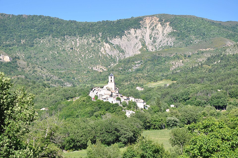Thoard et le sommet de la Bigue