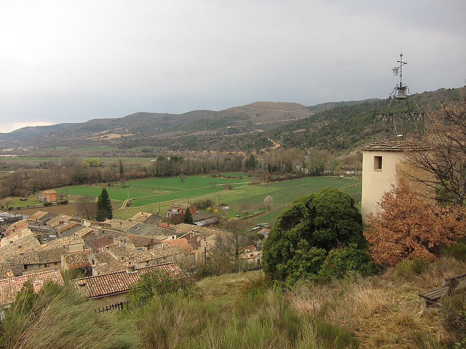 Estoublon Horloge vue du village