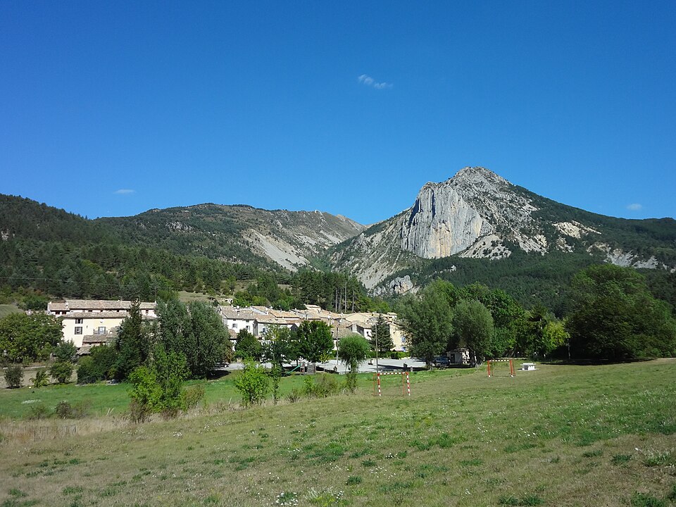 La Garde (Alpes — de — Haute — Provence), le village et le Rocher Saint — Martin
