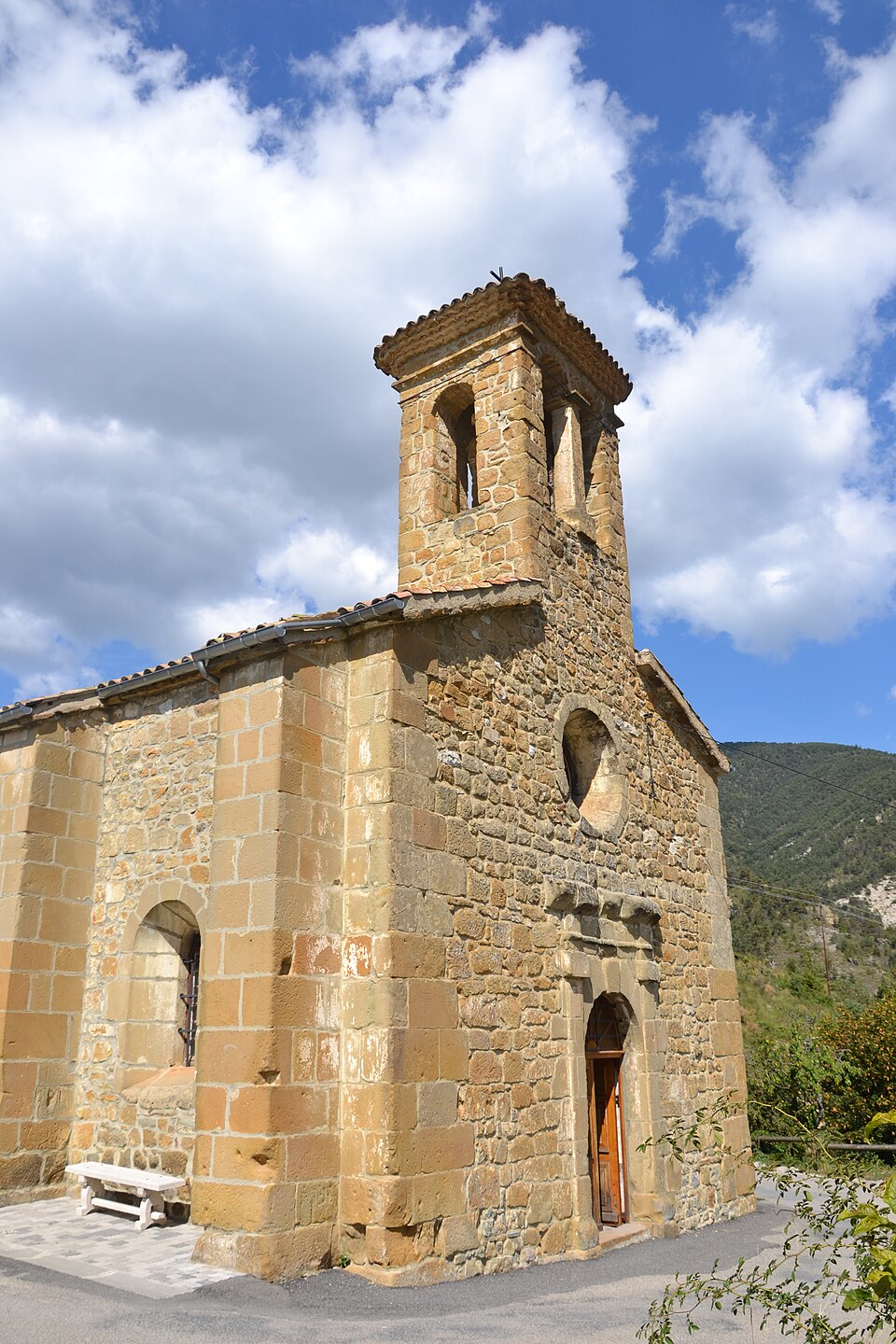 Montmorin — église 1