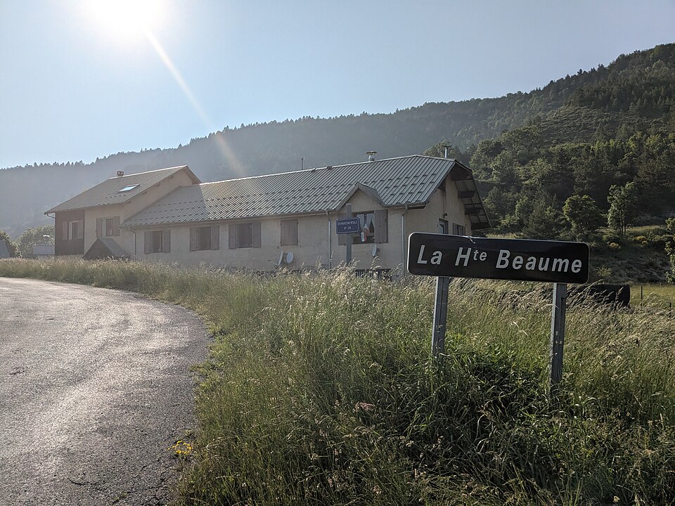 La Haute — Beaume — Panneau et bâtiment mairie (juin 2025)