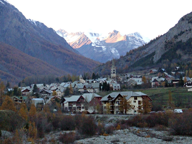 Le Monêtier — les — Bains commune des Hautes — Alpes faisant partie de la station de Serre Chevalier