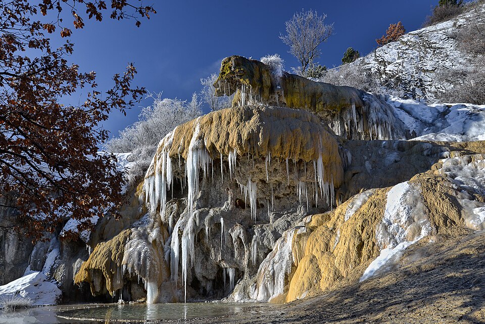 La fontaine de Réotier et ses stalactites de glace