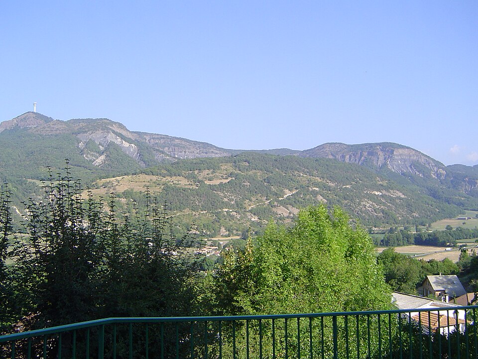 Saint — Etienne — le — Laus — (vue de l'église)