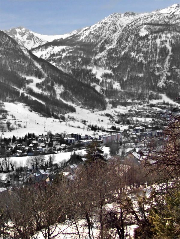 Vue du chemin du Puy Chirouzan hameaux de Villeneuve et de la Salle commune de la Salle les Alpes