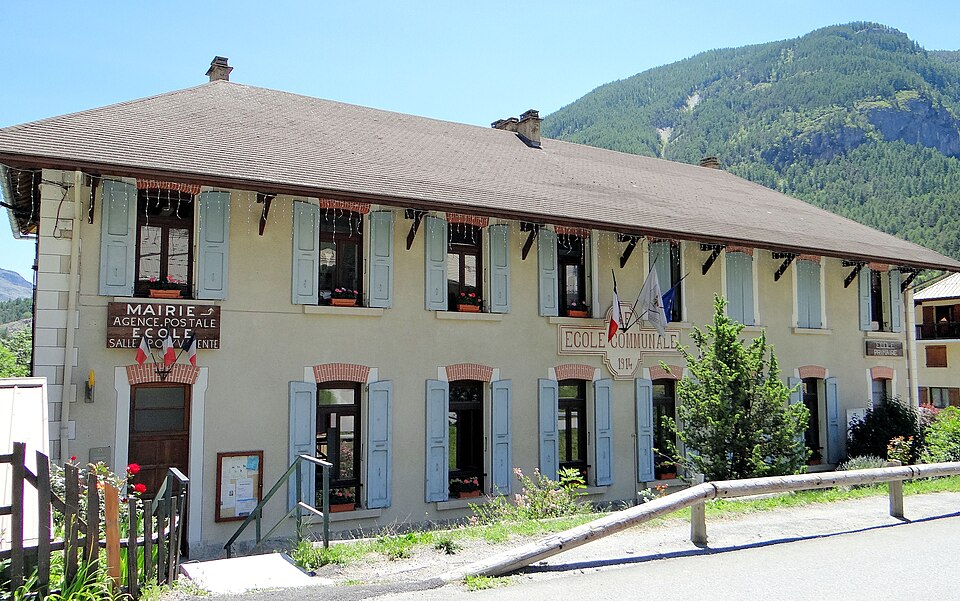 Les Vigneaux — Mairie — école