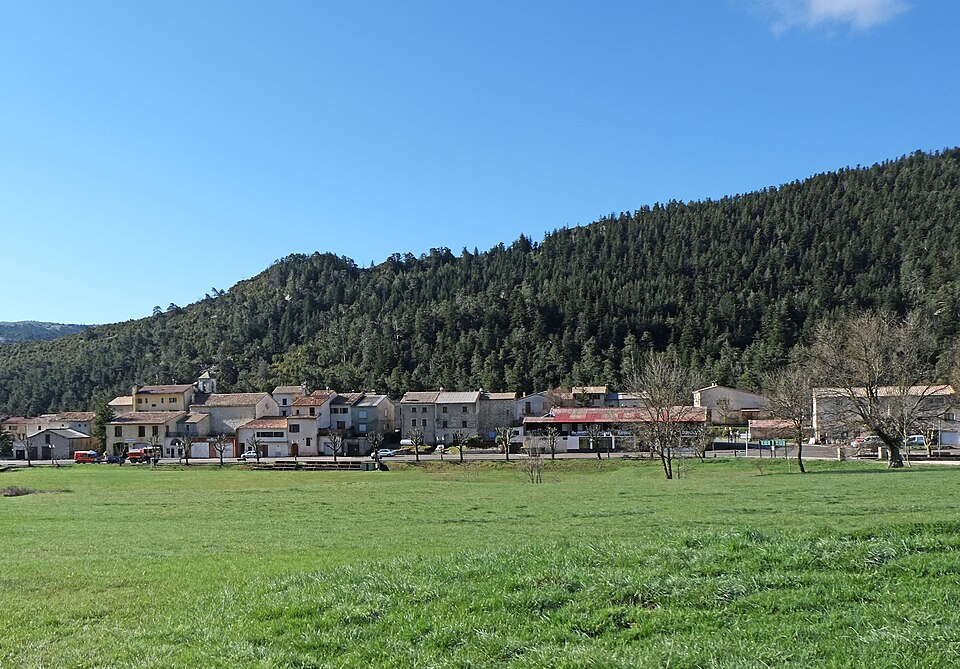 Vue sur le village d'Andon depuis la colonie de vacances