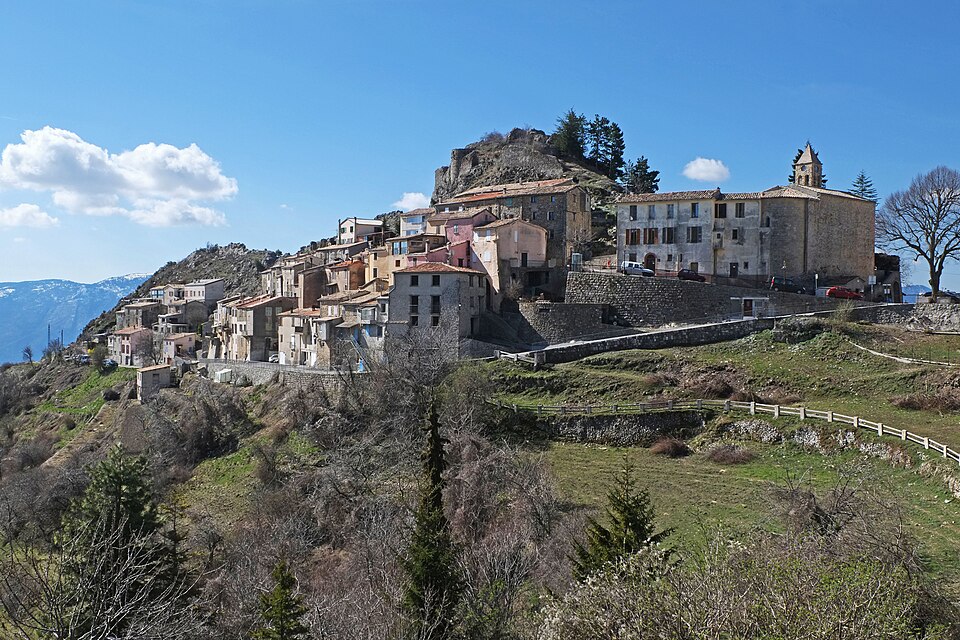 Vue sur le village d'Ascros en venant de Toudon