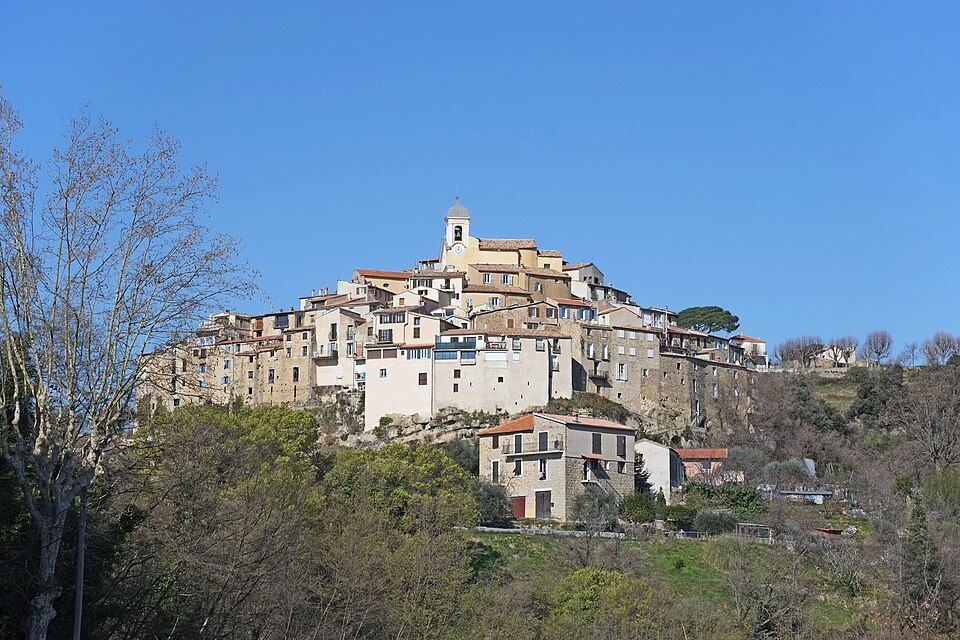Vue du village de Berre — les — Alpes depuis la route des Escaillouns le jour de l’équinoxe de printemps