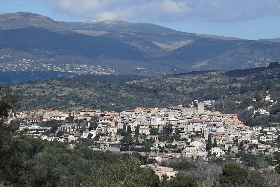 Vue du village de Biot depuis le chemin de l’Orangerie d’Antibes