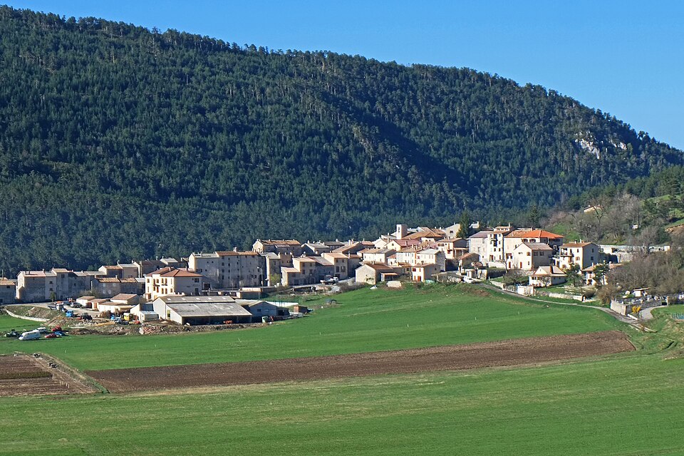 Vue sur le village de Caille en venant d'Andon