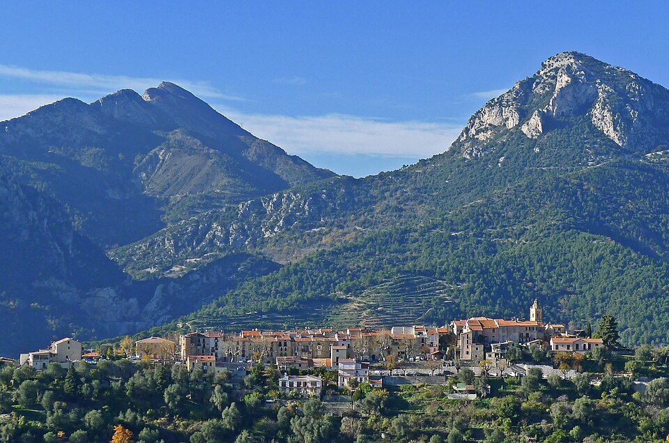 Vue du village de Castellar depuis la route des Granges Saint — Paul