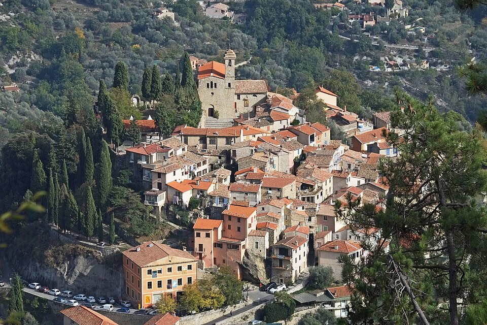 Vue du village de Coaraze depuis la piste de la Baisse de la Minière