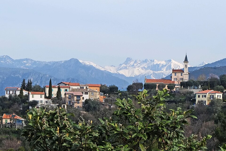 Vue sur l'église de Colomars depuis la route de Nice
